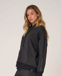 Buzo Hoodie Boyfriend Con Tiras Aplicadas Light